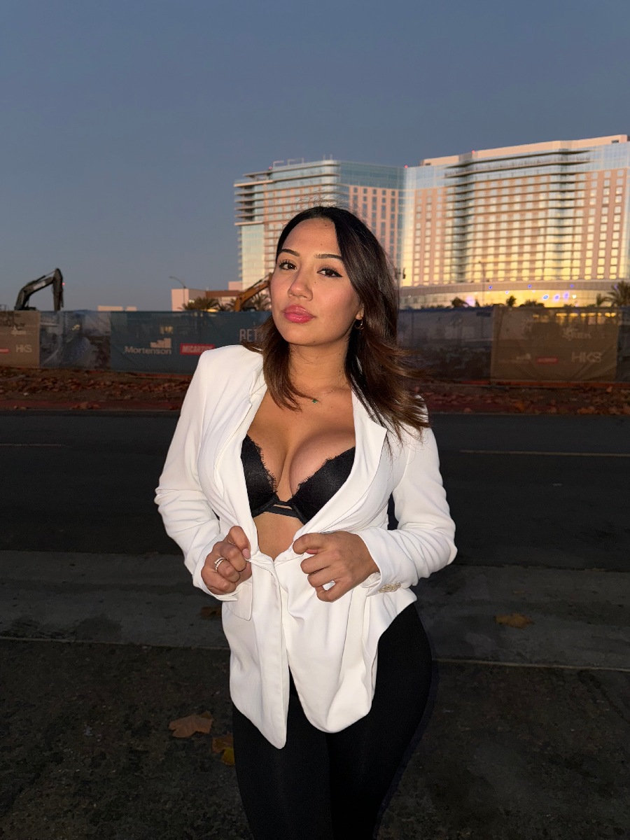 Take a pause and enjoy Ali Cruz — streaming from Daejeon