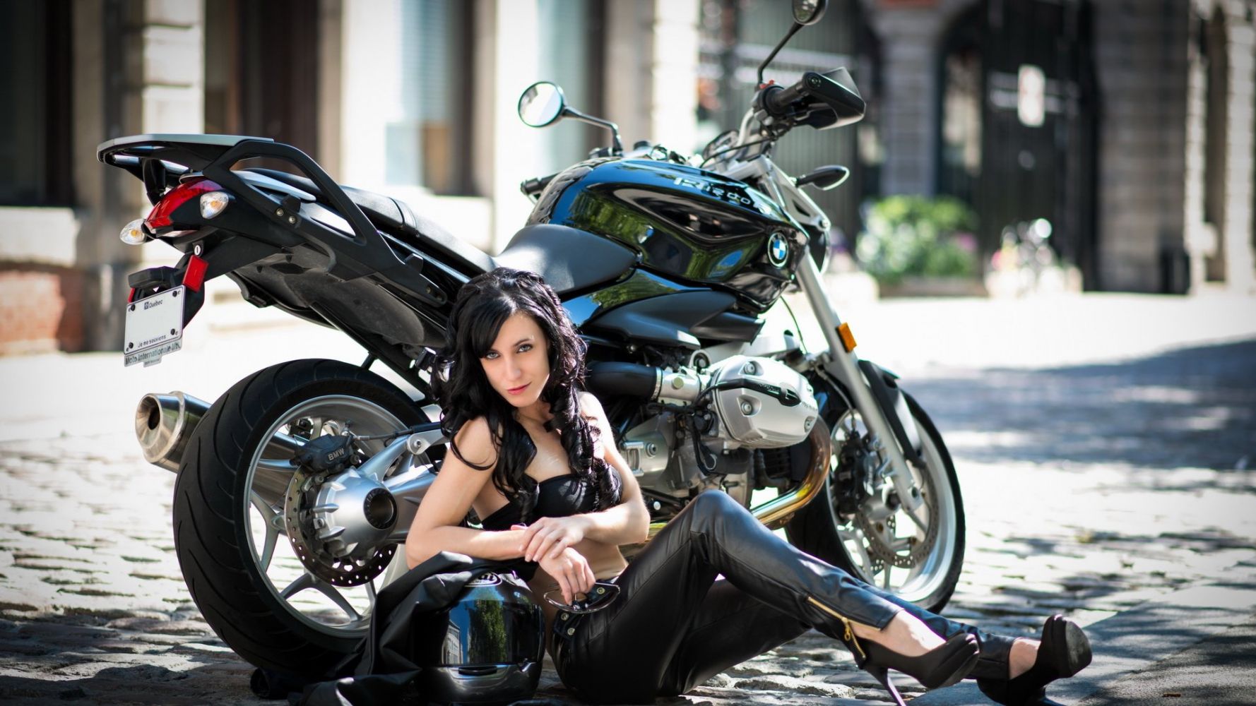 Fresh photos, fresh mood — European women on bikes online in Daejeon